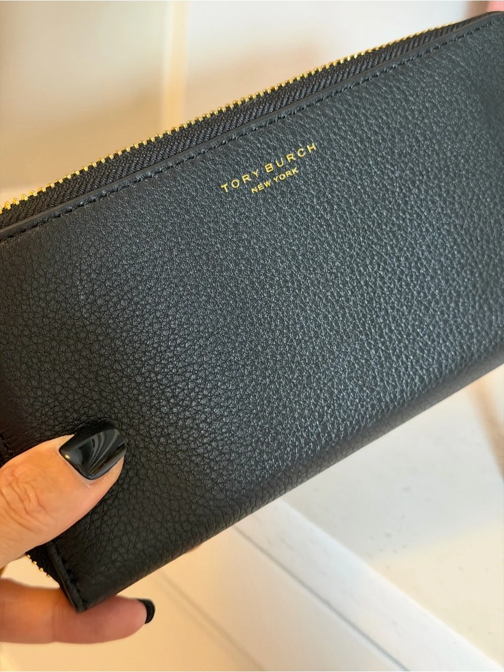 Tory Burch EUC Black Pebbled Leather Zip Wallet with Gold Hardware